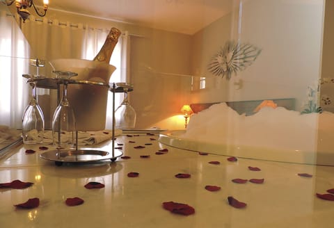 Suite (Master) | Bathroom | Shower, free toiletries, hair dryer, towels