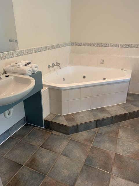 Queen Room With Spa Bath | Jetted tub