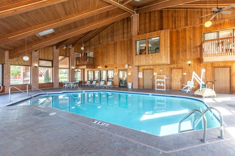 Indoor pool, sun loungers