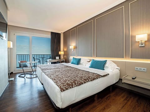 Standard Room, 2 Twin Beds, Sea View | Minibar, in-room safe, desk, blackout drapes