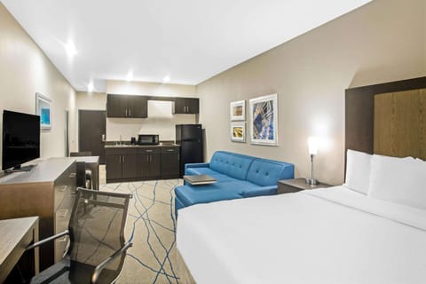 Deluxe Suite, 1 King Bed, Non Smoking | Premium bedding, down comforters, in-room safe, desk