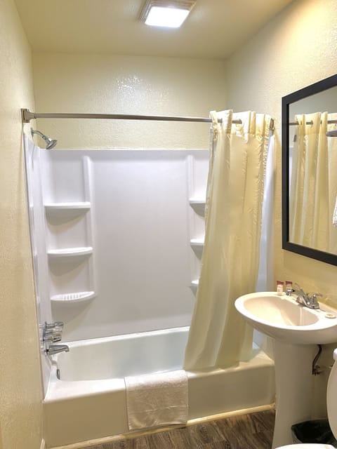 Combined shower/tub, free toiletries