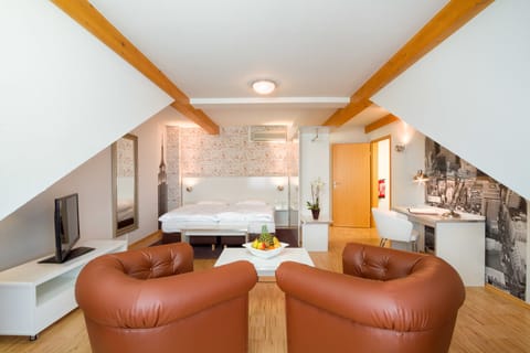 Loft, 2 Bedrooms, Kitchenette | In-room safe, desk, soundproofing, iron/ironing board