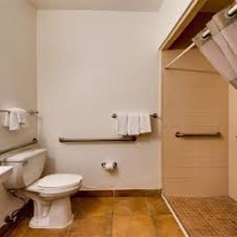 Standard Room, 1 Queen Bed, Accessible, Smoking | Bathroom | Combined shower/tub, hair dryer, towels