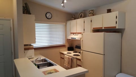 Condo, 1 Bedroom | Private kitchen | Microwave, oven