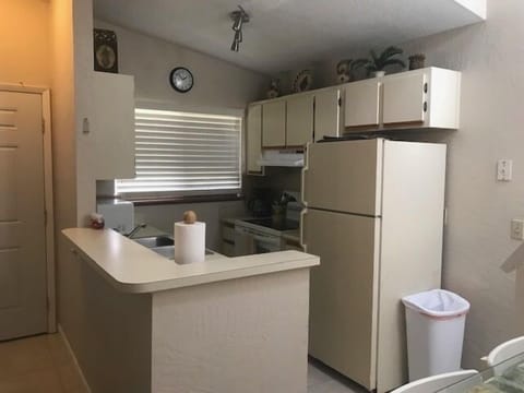 Condo, 1 Bedroom | Private kitchen | Microwave, oven