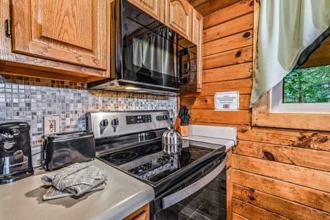 Cabin, 2 Bedrooms | Private kitchen | Fridge, microwave, oven, coffee/tea maker