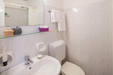 Economy Double Room, 1 Double Bed | Bathroom | Free toiletries, hair dryer, bidet, towels