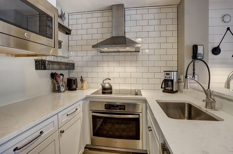 Studio | Private kitchen | Full-size fridge, microwave, oven, stovetop