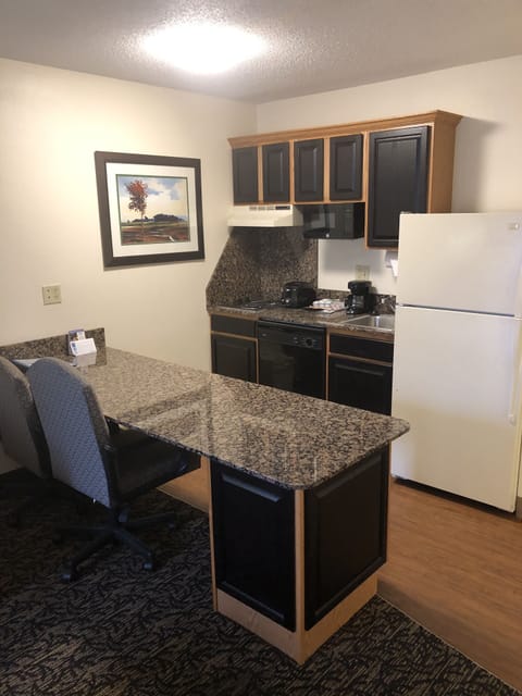 Full-size fridge, microwave, stovetop, dishwasher