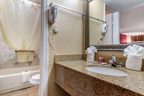 Combined shower/tub, hair dryer, towels