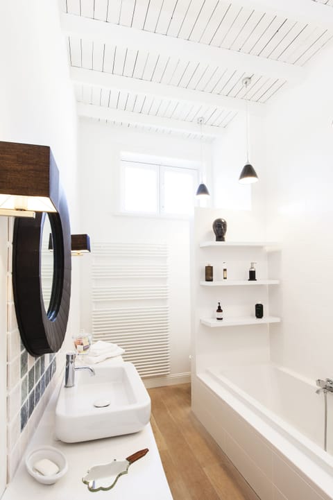 Deluxe Double Room (Knokke-Le-Zoute) | Bathroom | Rainfall showerhead, eco-friendly toiletries, hair dryer, bathrobes