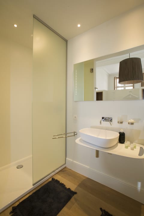 Deluxe Double Room (CHAMBRE PARIS groundfloor) | Bathroom sink