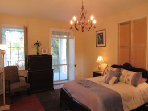 Classic Single Room, 1 Queen Bed, Courtyard View | 1 bedroom, premium bedding, desk, iron/ironing board