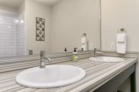 Executive Suite, 1 King Bed with Sofa bed, Mountain View, Mountainside | Bathroom | Deep soaking tub, rainfall showerhead, free toiletries, hair dryer