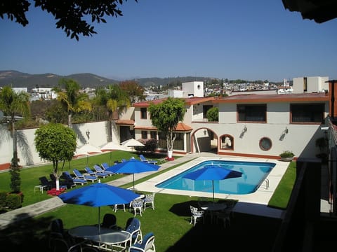 Outdoor pool, pool umbrellas, sun loungers