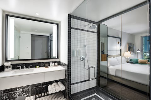 Room, 1 King Bed | Bathroom | Designer toiletries, hair dryer, bathrobes, towels