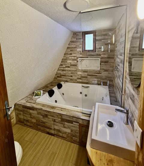 Comfort Cabin, Hot Tub, Garden View (Erva Doce) | Bathroom | Free toiletries, hair dryer, towels