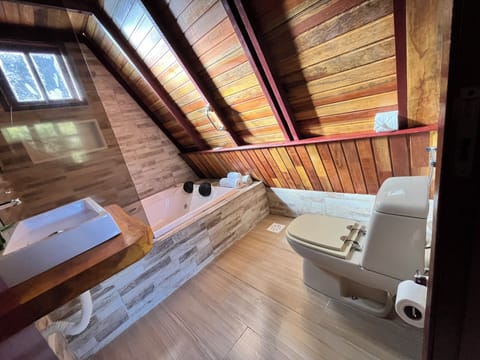 Deluxe Cabin, Hot Tub, Garden Area | Bathroom | Free toiletries, towels