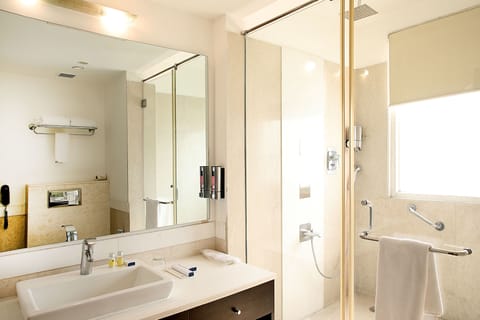 Superior Room | Bathroom | Shower, free toiletries, hair dryer, towels