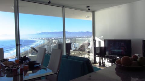 Luxury Apartment, 2 Bedrooms, Ocean View | In-room dining