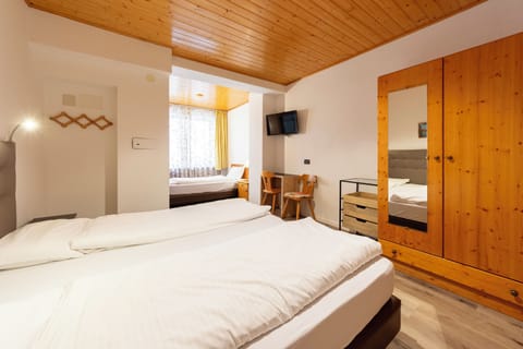 Triple Room | In-room safe, desk, cribs/infant beds, free WiFi