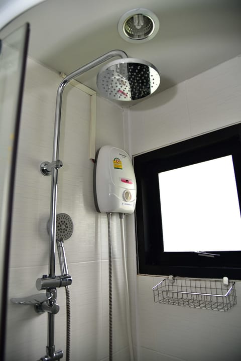 Standard Double Room | Bathroom shower