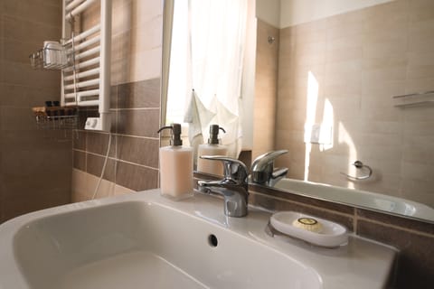 Design Triple Room | Bathroom | Shower, rainfall showerhead, designer toiletries, hair dryer