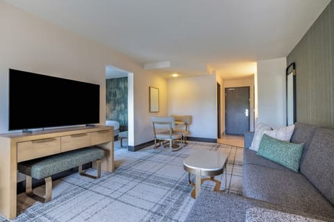 Junior Suite, 1 King Bed | Premium bedding, in-room safe, desk, laptop workspace