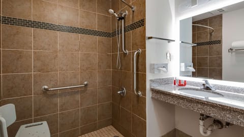 Combined shower/tub, hair dryer, towels