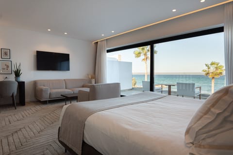 Elegant Suite, Sea View | Living area | Smart TV