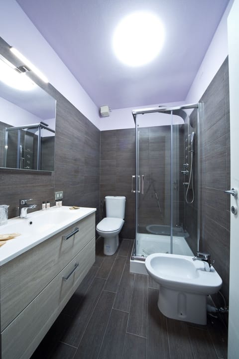 Superior Room, 2 Bedrooms | Bathroom | Shower, free toiletries, hair dryer, bidet