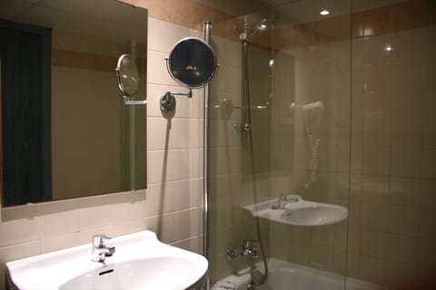 Combined shower/tub, hair dryer, towels