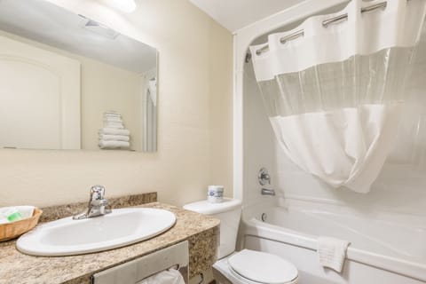 Room, 1 King Bed | Bathroom | Combined shower/tub, free toiletries, towels