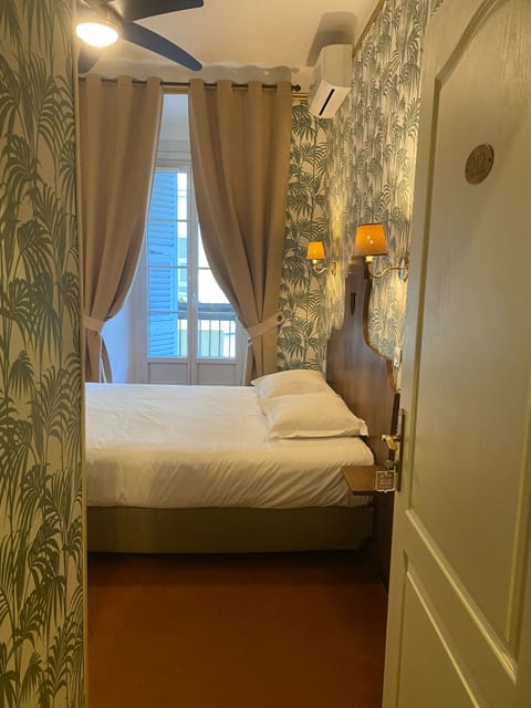 Superior Double Room | Desk, soundproofing, iron/ironing board, free WiFi