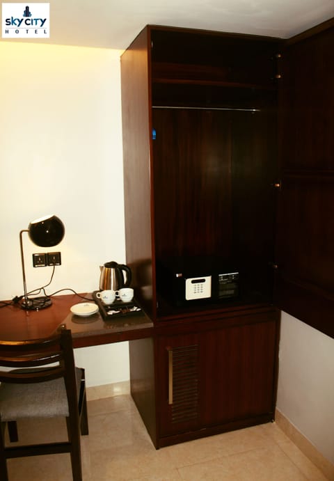 Premium bedding, pillowtop beds, minibar, in-room safe