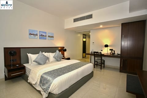 Deluxe Double Room, 1 King Bed, Ensuite | Premium bedding, pillowtop beds, minibar, in-room safe