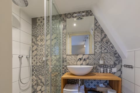 Classic Double Room, City View | Bathroom shower