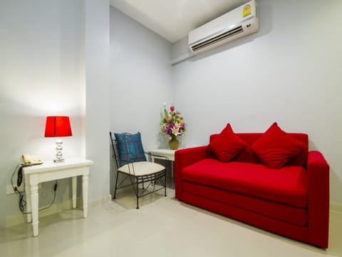 Double Room, 1 King Bed | Living area | Flat-screen TV