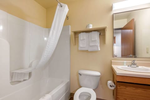 Combined shower/tub, towels