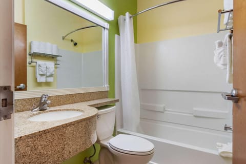 Standard 2 Queens Non Smoking | Bathroom | Combined shower/tub, free toiletries, hair dryer, towels