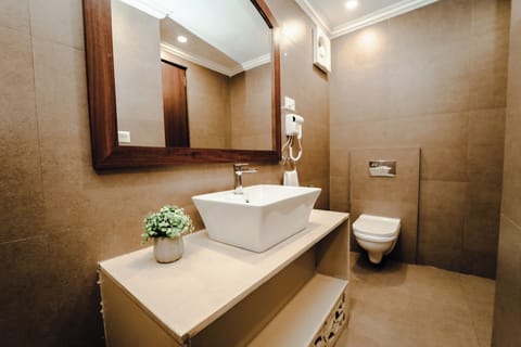 Sinon Suite | Bathroom | Free toiletries, hair dryer, slippers, towels