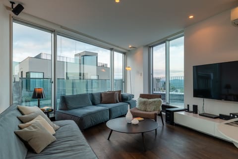 Penthouse (Extra futon will be provided for the 7th guest) | Living area | Flat-screen TV, Netflix