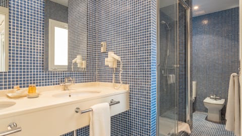 Superior Double Room | Bathroom | Combined shower/tub, free toiletries, hair dryer, bathrobes