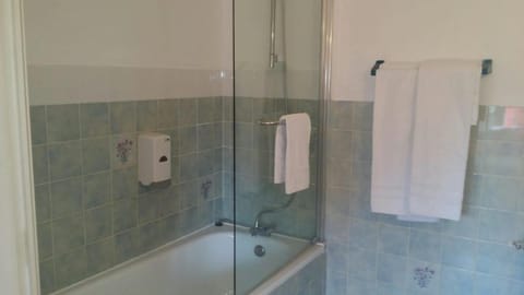 Triple Room | Deep soaking bathtub