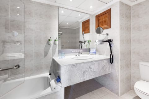 Combined shower/tub, bidet, towels