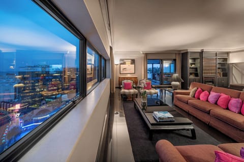 Presidential Suite, River View (Suite) | Minibar, in-room safe, desk, blackout drapes