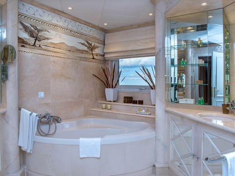 Presidential Suite, River View (Suite) | Bathroom | Combined shower/tub, designer toiletries, hair dryer, bathrobes