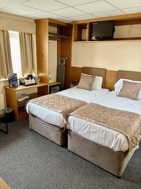 Quadruple Room (not suitable for 2 couples) | In-room safe, desk, soundproofing, iron/ironing board