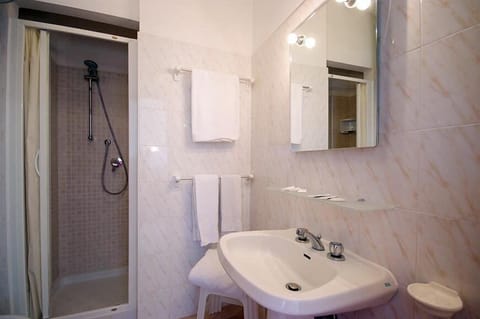 Triple Room | Bathroom | Shower, free toiletries, bidet, towels